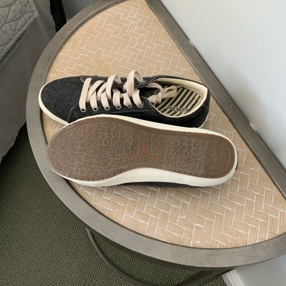 Taos Casual Women's Black Sneakers